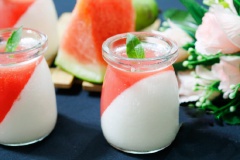 Lấy các hũ panna cotta sữa trong tủ lạnh ra và rót hỗn hợp nước dưa hấu vào đầy hũ, đem cất ngăn mát tủ lạnh thêm 1 tiếng nữa cho hỗn hợp đông lại, khi ăn bạn chỉ việc lấy ra để thưởng thức.