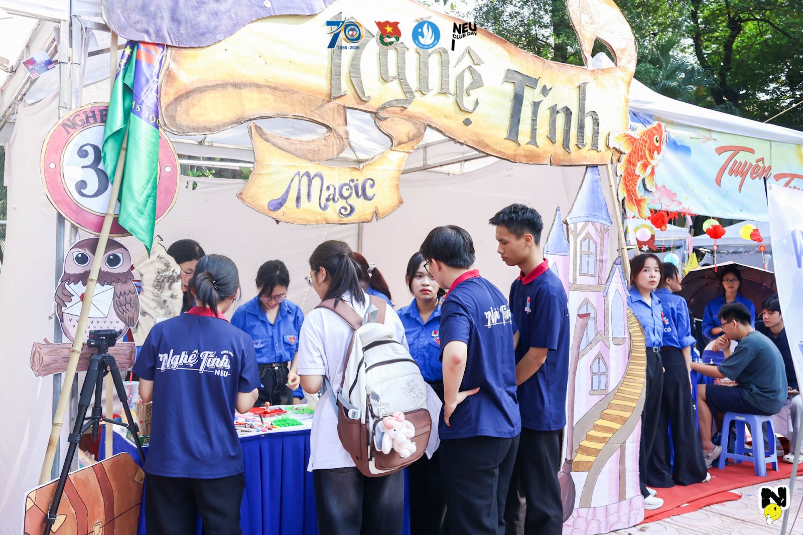 Sinh vi&ecirc;n trải nghiệm c&aacute;c hoạt động tại gian trại của c&aacute;c c&acirc;u lạc bộ, tổ đội trong Ng&agrave;y hội ch&iacute;nh NEU Clubs Day 2026. (Ảnh: BTC)