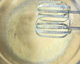 Dùng máy đánh trứng đánh nhuyễn bơ và cream cheese cùng đường bột. Sau đó cho 2 quả trứng vào đánh nhuyễn rồi cho nước chanh, vỏ chanh vào trộn đều.
