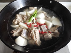 Xào thơm gừng lát với 1 muỗng canh dầu ăn, cho sườn heo vào đảo đều. Tiếp đến cho củ cải trắng vào. Thêm hành lá, câu kỷ tử, đổ nước vào xâm xấp mặt, đun sôi khoảng 20 phút. Nêm thêm ít muối và hạt nêm cho vừa miệng, khuấy đều cho tan gia vị thì tắt bếp.