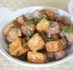 Cuối cùng cho đậu hũ vào nào. Dọn ra, nêm một ít hành lá cắt nhỏ và thưởng thức cùng cơm nóng thôi!