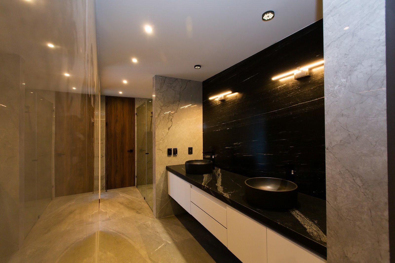 Recámara principal con vestidor residencia Bosque Real