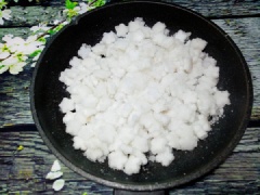 Rửa sạch dừa non 1 lần nữa với nước ấm, trộn đường cát vào dừa sao cho đường bám phủ đều dừa. Cho hỗn hợp dừa non và đường vào trong chảo chống dính và bắt lên bếp rim trên lửa vừa.