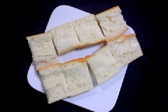 Bánh mì bổ đôi rồi cắt miếng vừa ăn, bạn hoàn toàn có thể sử dụng bánh mì hôm qua, bánh mì đã cũ, không sao cả. Ngò rí rửa sạch thái nhỏ. Tỏi bóc vỏ băm nhỏ. Cho bơ vào bát, cho tỏi vào tỏi trộn đều.