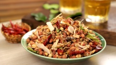 Món đậu phộng rang sả ớt kiểu thái có thể dùng làm đồ nhắm, ăn vặt, ăn không bị ngán có thể cho vào hộp đóng kín nắp để ăn dần rất phù hợp trong dịp tết.