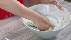 Vỏ bánh: Chuẩn bị một âu lớn, cho vào âu 400ml bột nếp, 50gr bột năng, 30gr đường bột, 15ml dầu ăn. Tiếp theo thêm từ từ từng ít 400ml nước lá dứa vào. Dùng tay trộn đều để bột vừa hòa quyện vào nước. Sau đó, tiếp tục nhào bột từ 5 -10 phút đến khi bột vừa mịn dẻo thì bọc màng thực phẩm lên âu bột và để bột nghỉ khoảng 15 phút.