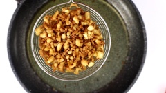 Làm bột Tenkatsu: Cho vào tô 100gr bột mì đa dụng, 20gr bột gạo, 5gr Muối, 10gr đường, 3gr bột nở, 10ml dầu ăn, 1 quả trứng gà và 100ml nước. Trộn đều đến khi bột được hòa quyện hoàn toàn. Sau đó bắc chảo nóng, dùng nĩa rải đều bột trên chảo chiên ngập dầu đến khi bột vàng giòn thì để ráo dầu.