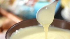 Cho lần lượt các nguyên liệu sau vào tô: 250gr Creamcheese, 50gr bột phô mai Parmersan, 50gr phô mai Cheddar, 30gr bơ lạt, 100ml sữa tươi, 60gr đường bột, 5ml nước cốt chanh, 2gr muối. Đun cách thủy lửa nhỏ và khuấy đều đến khi hỗn hợp hòa quyện và mịn mượt.