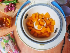 Bí đỏ rửa sạch, cắt khúc nhỏ hấp cách thủy. Sau khi bí chín mềm, dùng nĩa nghiền bí đỏ. Bí sẽ giữ được sợi sơ, khi ăn sẽ thơm ngon hơn. Bạn cũng có thể xay mịn nếu muốn.