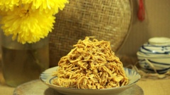 Luộc thịt gà xong thì xé nhuyễn, nhớ xé nhỏ và đều tay thì thành phẩm sẽ giòn đều và đẹp hơn nhé. Ướp gà với 1/ 2 muỗng cà phê tiêu, 2 muỗng canh nước mắm, 1 muỗng canh đường, 1/ 2 muỗng cà phê bột ngọt, 1 muỗng canh dầu ăn. Trộn đều thịt gà và gia vị, dùng tay bóp nhẹ cho gà thấm gia vị.