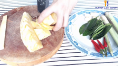 Thơm cắt miếng xéo vừa ăn. Sả cắt xéo, mỏng 3 cây, 2 cây sả còn lại đập dập sau đó cắt khúc 3-4cm. Lá chanh cắt sợi nhỏ. Ớt cắt khoanh tròn, cắt khúc ra. Tỏi bằm nhuyễn