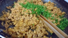 Bắc chảo với 2 muỗng canh dầu ăn cho hành tây lên xào thơm, cho thịt nạc lên xào săn rồi cho tôm lên xào chín, thêm 2 muỗng canh dầu điều cho nhân có màu hấp dẫn. Nêm nếm cho vừa ăn, thêm tiêu, hành lá cắt nhỏ.