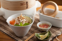 Nấu ăn trong những ngày hè nóng là áp lực của không ít chị em nội trợ, phải chế biến món gì lành mạnh, ít dầu mỡ, thành phần tự nhiên mà lại giữ được chất dinh dưỡng, đặc biệt là phải ngon miệng và dễ ăn nữa. Vì trong những ngày nắng nóng, khẩu vị thường bị kém đi, rất dễ chán ăn. Bún trộn chua cay chính là một trong những gợi ý phù hợp như thế! Món bún trộn có màu sắc bắt mắt sợi bún dai dai, quyện vị cay ngọt và chua dịu dễ ăn. Món ăn thích hợp cho bữa tối nhẹ bụng hay bữa trưa nóng nực ngại chế biến dầu mỡ.