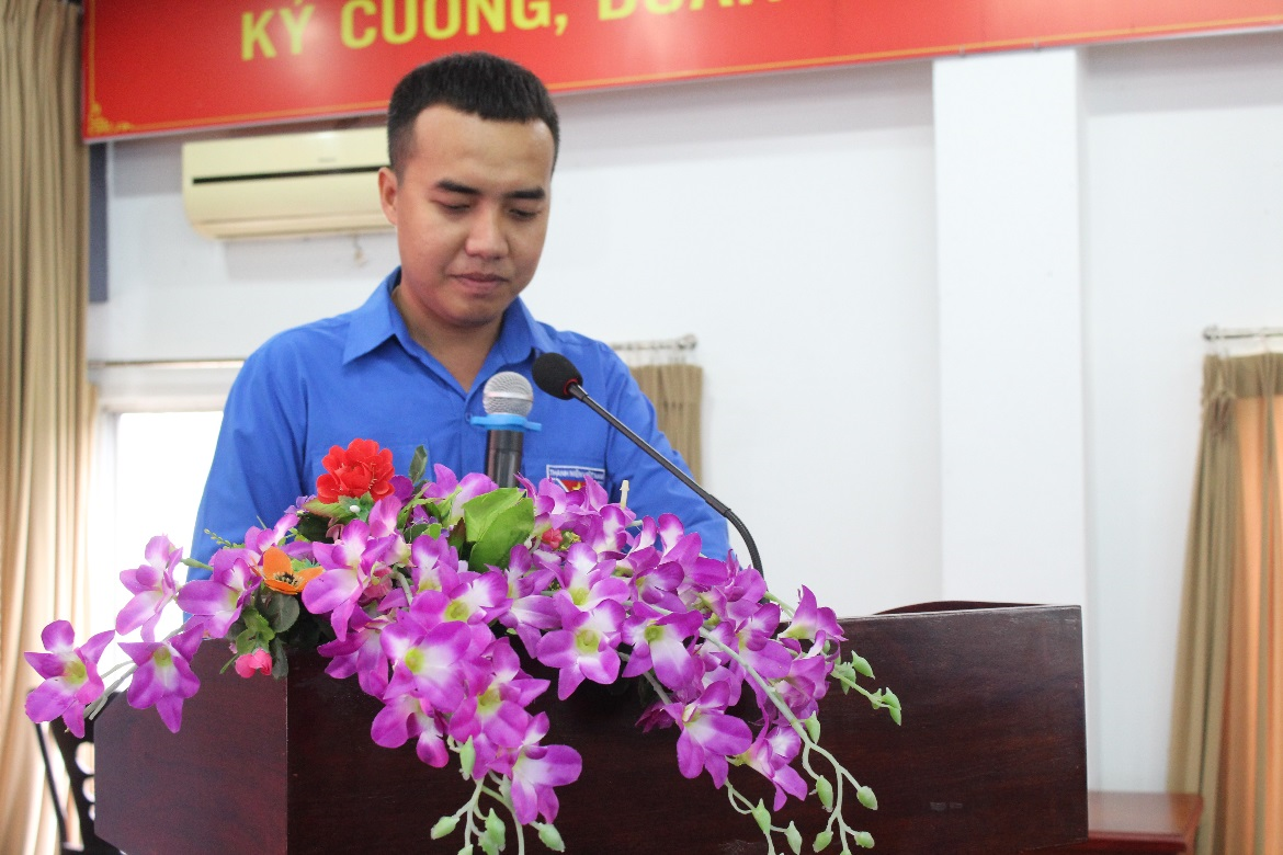 Đồng chí Trương Phú Quí –Phó Bí thư Đoàn trường, Chủ nhiệm CLB Lý luận trẻ báo cáo viên chuyên đề “Tuyên truyền chủ quyền biển đảo Việt Nam”