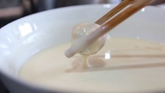 Cho trứng cút lộn vào phần bột mì đã pha, vớt ra, chuyển sang phần bột chiên giòn, lấy ra, áo lại bằng lớp bột mì nước, rồi kết thúc bằng một lớp bột chiên giòn. (Tức là mỗi loại bột áo 2 lần, xen kẽ nhau nha các bạn).