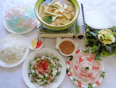 Tất cả món ăn dọn ra bàn. Nồi lẩu đang sôi, nhúng cá vào lẩu cho chín rồi gắp ra để trong dĩa rau ngổ trộn đều, sau đó chan nước mắm chanh vào. Món này ăn với bánh phồng tôm.