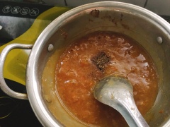 Cách làm tương hột chấm gỏi cuốn: Bắc nồi lên bếp, cho vào chút dầu ăn sau đó bỏ tương đã xay vào. Kế đến cho nước dừa cùng hỗn hợp bột năng và gia vị vào, nêm nếm cho vừa ăn. Sau cùng tắt bếp và cho tỏi ớt cùng chút tắc vào.