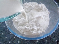 Cho vào tô lớn gồm 150g bột gạo, 25g bột mì, 25g bột nếp, 50g đường, trộn đều. Sau đó cho 200ml nước lạnh vào, mang bao tay nhồi trộn 10 phút (lúc này bột sánh). Cuối cùng cho 150ml nước cốt dừa vào hòa chung.