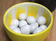 Trứng cút luộc chín, để nguội, bóc bỏ vỏ. Hành lá rửa sạch, cắt nhỏ.