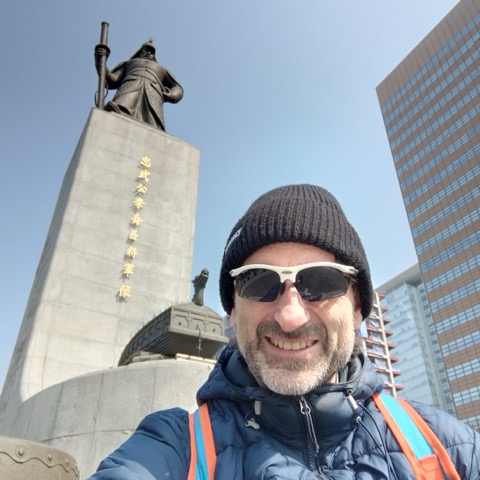 Kavarkes frente a la estatua de Sejong