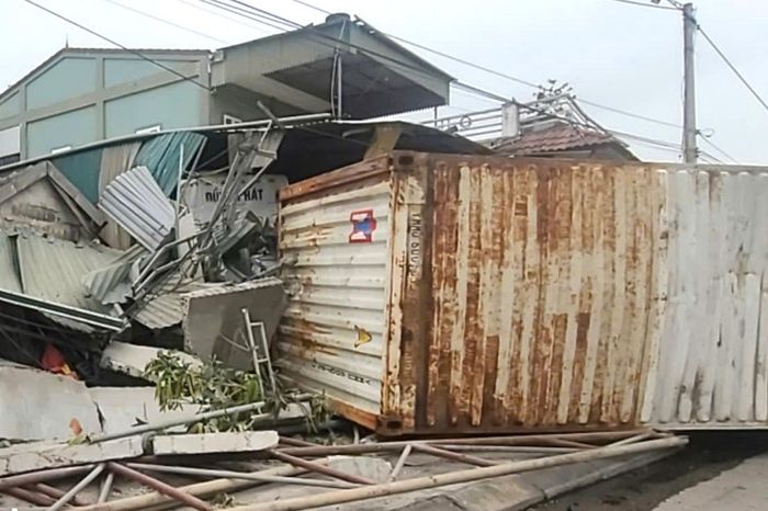 Bản tin TNGT 16/4: Xe container mất lái, lao vào nhà dân ở Nghệ An - Báo Xây Dựng