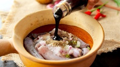 Cá bống làm sạch, cho vào tộ đất. Ướp cá với 1 muỗng canh đầu hành lá băm, 1 muỗng canh hành tím băm, 1 muỗng canh đường, 1/2 muỗng canh hạt nêm, 1/3 muỗng canh muối, 1/3 muỗng canh tiêu, 2 muỗng canh nước mắm, 1/2 muỗng canh nước màu và 4-5 trái ớt đỏ. Trộn đều tất cả rồi ướp 15 phút cho cá thấm gia vị.