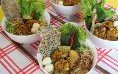 Thêm trứng cút vào. Ăn kèm với bánh đa, rau sống các loại, chanh cắt miếng sẽ ngon lắm đấy.
