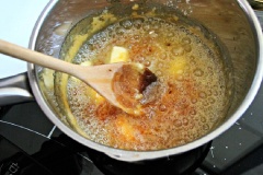 Khi bơ đã tan chảy thì chế heavy cream vào, liên tục dùng muỗng khuấy. Để caramel sôi 1 phút thì tắt bếp. Cuối cùng cho muối vào khuấy đều. Đợi sốt nguội cho vào hũ thủy tinh và dùng dần.