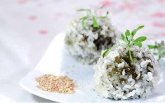Rải 1 lớp gạo nếp cho kín chõ hấp, xếp xôi lá khúc lên trên và rắc gạo nếp xen kẽ những chiếc bánh để bánh không bị dính vào nhau. Hấp bánh khoảng 30 phút là bánh chín, kiểm tra thấy phần xôi trắng chín mềm là được. Cuối cùng bày ra đĩa và thưởng thức.