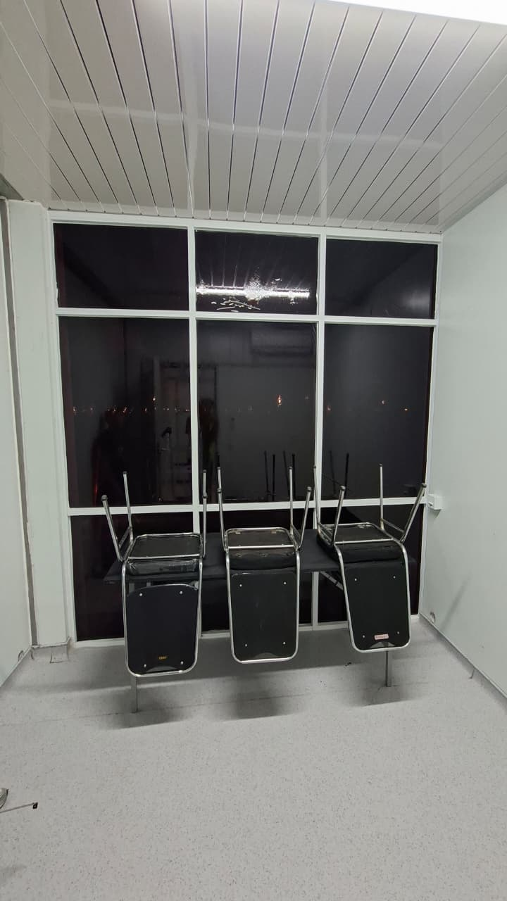 Kaca Atas Podium