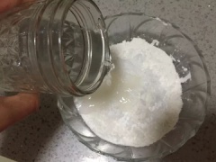 Đầu tiên, rây 160g bột gạo, 10g bột nở, 45g đường vào tô rồi chế 150ml nước vào trộn đều lên. Dùng phới lồng khuấy cho hỗn hợp bột tan. Để bột nghỉ 10 phút. Chuẩn bị khuôn cupcake và đổ bột vào khoảng 2/3 khuôn, rắc thêm mè đen, việt quất khô, nho khô lên trên mặt bột. Đun sôi nước trong nồi hấp, cho bánh vào hấp khoảng 15 phút cho bánh chín mềm, thơm lừng, nở đều là được. Bánh lấy ra chờ nguội là có thể dùng được.