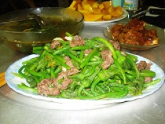 Cho bông bí xào ra đĩa và thưởng thức.