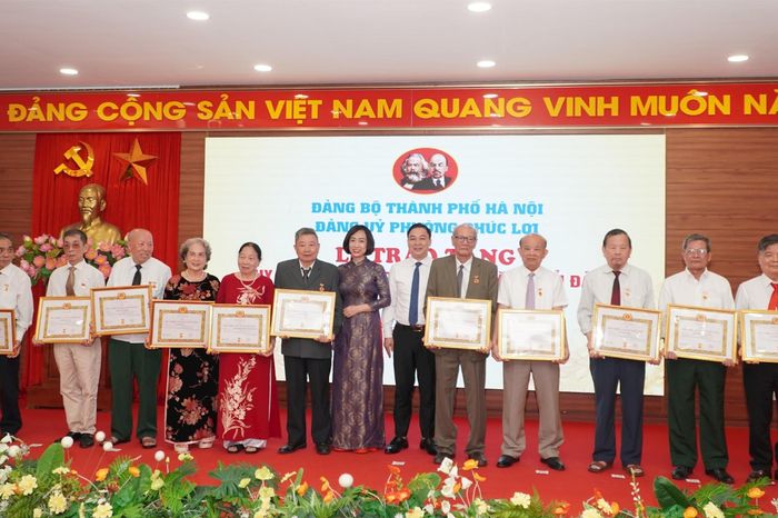 Phường Phúc Lợi trao tặng Huy hiệu Đảng đợt 19/5 - Đài Phát thanh và truyền hình Hà Nội
