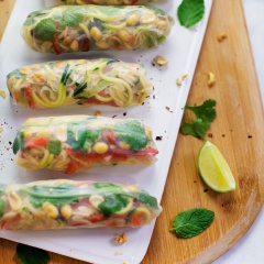 Gỏi cuốn xong sẽ được thành phẩm thế này. Bạn cho 1/2 lượng sốt còn lại vào 1 cái dĩa, trình bày với đậu phộng rang cho xinh. Khi ăn, chấm gỏi cuốn với phần sốt me đậu phộng ấy sẽ thú vị lắm đấy.