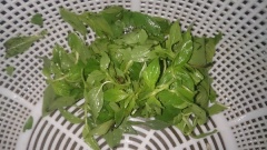 Rau húng quế (hoặc rau thơm) rửa sạch, đu đủ gọt vỏ, bào sợi và rửa sạch. Làm nước mắm tỏi ớt: Tỏi, ớt, bột ngọt, đường cho vào cối giã nát, sau đó cho nước mắm vào khấy đều.
