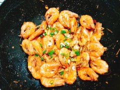 Phi thơm hành tím băm và tỏi băm với 2 muỗng canh dầu ăn rồi cho sả, ớt vào xào cùng cho dậy mùi thơm. Sau đó, cho tôm đã ướp vào cùng và xào ở lửa lớn, đảo đều cho tôm chín đều rồi nêm thêm chút đường, muối. Xào cho tôm rút cạn hết nước và tỏa mùi thơm lừng thì cho hành lá thái nhỏ vào cùng, đảo đều và tắt bếp.
