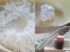 Nấu sôi một nồi nước. Đổ bột năng vào tô lớn hay thố. Đổ từ từ nước sôi vào, dùng tay nhào kỹ và trộn bột thành một khối mềm, mịn.