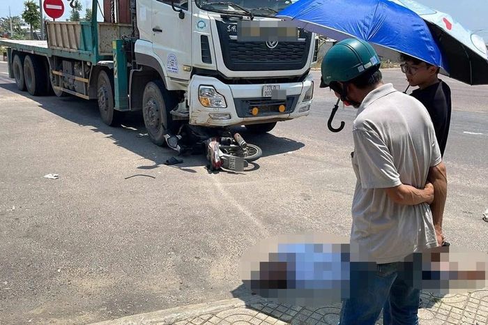 Va chạm với xe cẩu khi băng qua ngã tư, người đàn ông tử vong tại chỗ - Báo Gia Lai