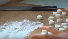 Sau khi bột đã nghĩ 10 phút thì lấy bột ra và lăn bột thành thanh dài, có đường kính khoảng 3cm. Rồi dùng dao cắt khúc bột. Sau đó rải một ít bột bắp lên thớt và lăn những viên bột đã cắt qua bột bắp. Cuối cùng dùng thanh gỗ cán tròn đều các viên bột thành lớp mỏng vừa phải.