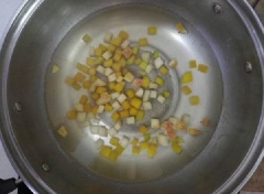Đổ nước lọc vào nồi đun sôi rồi cho bột báng vào luộc lần thứ 2 ở lửa vừa cho đến khi bột báng chuyển màu trong suốt thì vớt ra để nguội. Đun sôi nồi nước 500ml, đổ bí đỏ vào đun chín sau đó đổ lê vào đun khoảng 2 phút thì tắt bếp.