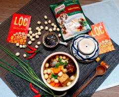 Cuối cùng dọn ra thành phẩm, canh đậu hũ nấm hạt sen này vừa ngon vừa đầy đủ chất dinh dưỡng nữa.
