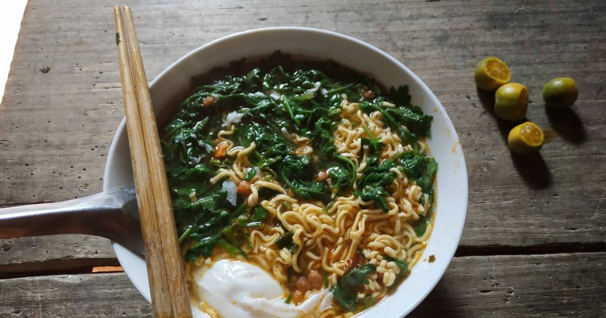 Mì tôm trứng ngải cứu mùa cô vít