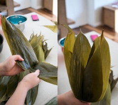 Xếp hai lá tre chồng lên nhau, gấp đôi lại tạo thành hình phễu. Cho nếp vào, rồi đến đậu xanh, phần thịt xào nấm, đậu phộng và hạt dẻ, lạp xưởng, trứng muối. Cuối cùng, phủ một lớp nếp lên trên.