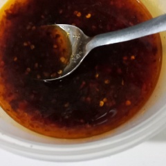 Rửa sạch đậu hũ rồi cắt hạt lựu. Pha nước sốt: 2 muỗng canh đường + 3 muỗng canh dầu hào + 1/2 muỗng canh nước mắm + 1 muỗng cafe tiêu khuấy đều gia vị.