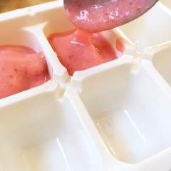 Cho hỗn hợp yogurt dâu tây vào khuôn đá rồi cho vào ngăn đông tủ lạnh. Chờ khoảng 1 - 3 giờ là yogurt dâu tây viên sẽ đông đặc hoàn toàn.