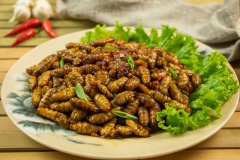 Món nhộng tằm rang sốt cay ăn kèm với bánh đa nướng