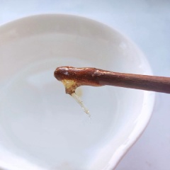 Đun và khuấy đều với lửa nhỏ cho hỗn hợp sôi và quyện đều. Dùng chiếc đũa quyết chút hỗn hợp cho vào chén nước thì kẹo đông cứng ngay lập tức, điều đó có nghĩa là siro của chúng ta đã đạt.