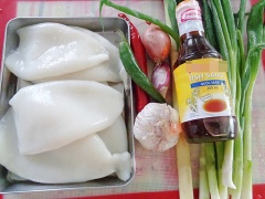 Mực rửa sạch, khứa dọc và ngang thành hình như vẩy rồng rồi thái miếng vừa ăn. Ướp vào mực hạt nêm khoảng 10 phút.