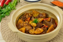 Bày ra đĩa, trang trí ớt thái lát và hành lá. Ăn kèm với cơm nóng. Sườn heo kho thơm chua chua ngọt ngọt, miếng sườn mềm thơm hòa quyện cùng nước sốt sền sệt đậm đà,