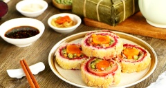 Khi ăn có thể cắt thành những khoanh nhỏ, chấm cùng nước tương Maggi ngon tuyệt. Món ăn trông giống như những khoanh bánh tét với màu sắc có đầy đủ ngũ hành, mang đến sự sung túc, sinh sôi, nảy nở, thể hiện ước nguyện cho một năm mới thêm trọn vẹn.
